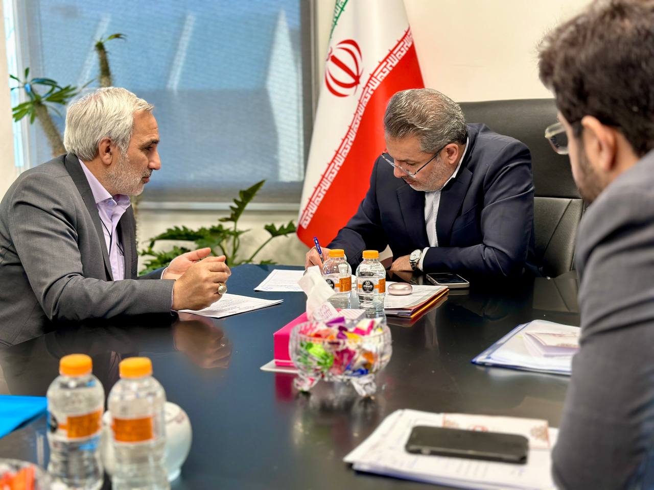 پیگیری تأمین قیر رایگان برای حوزه انتخابیه تبریز